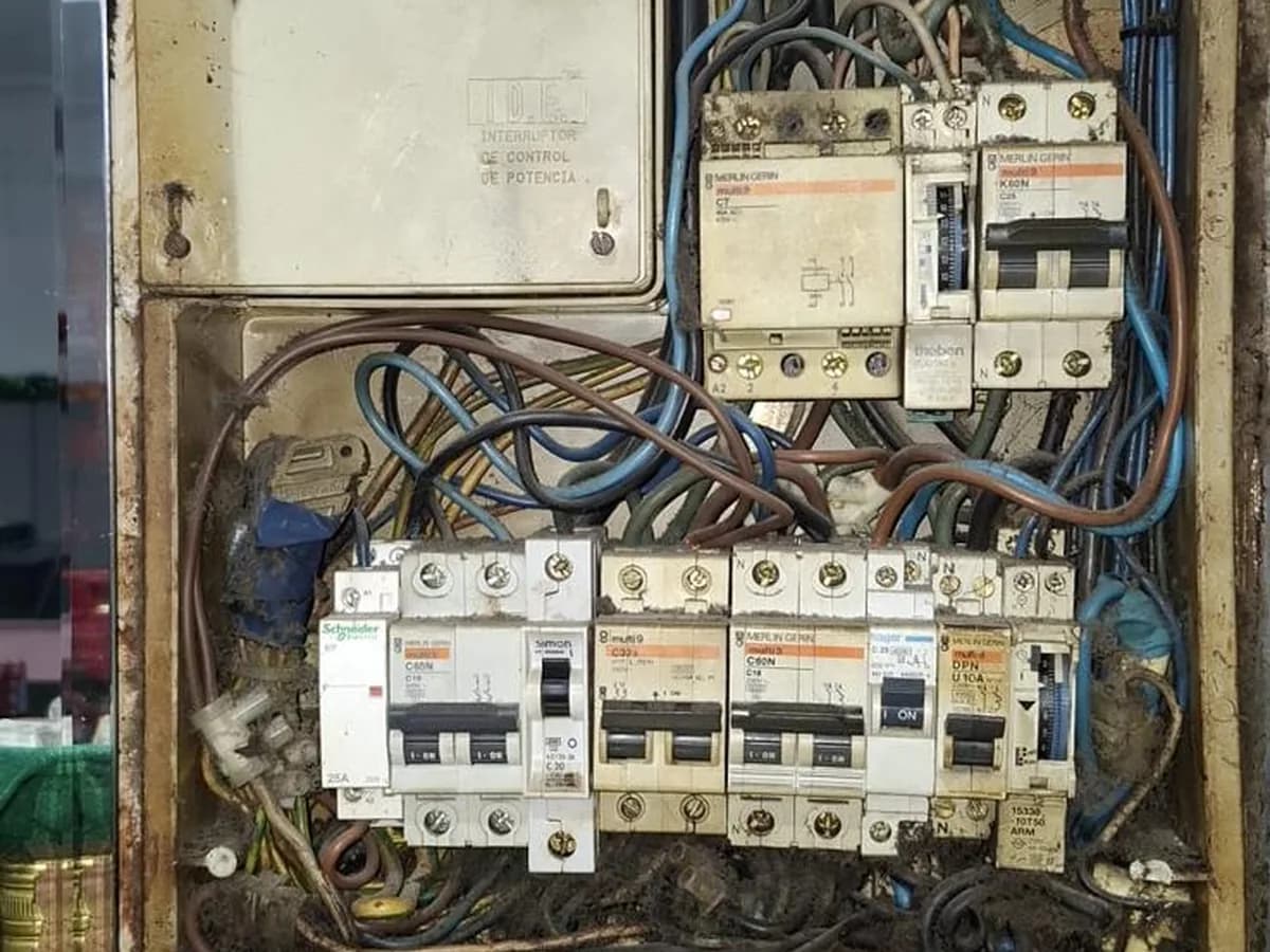 Cuadro eléctrico antiguo con el interruptor de control de potencia