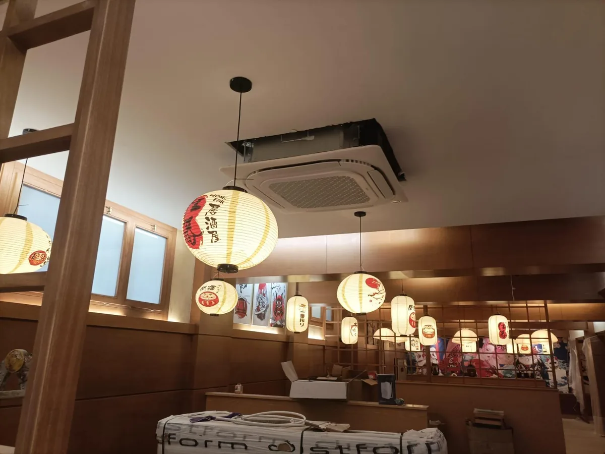 Local de hostelería con la iluminación colgante encendida