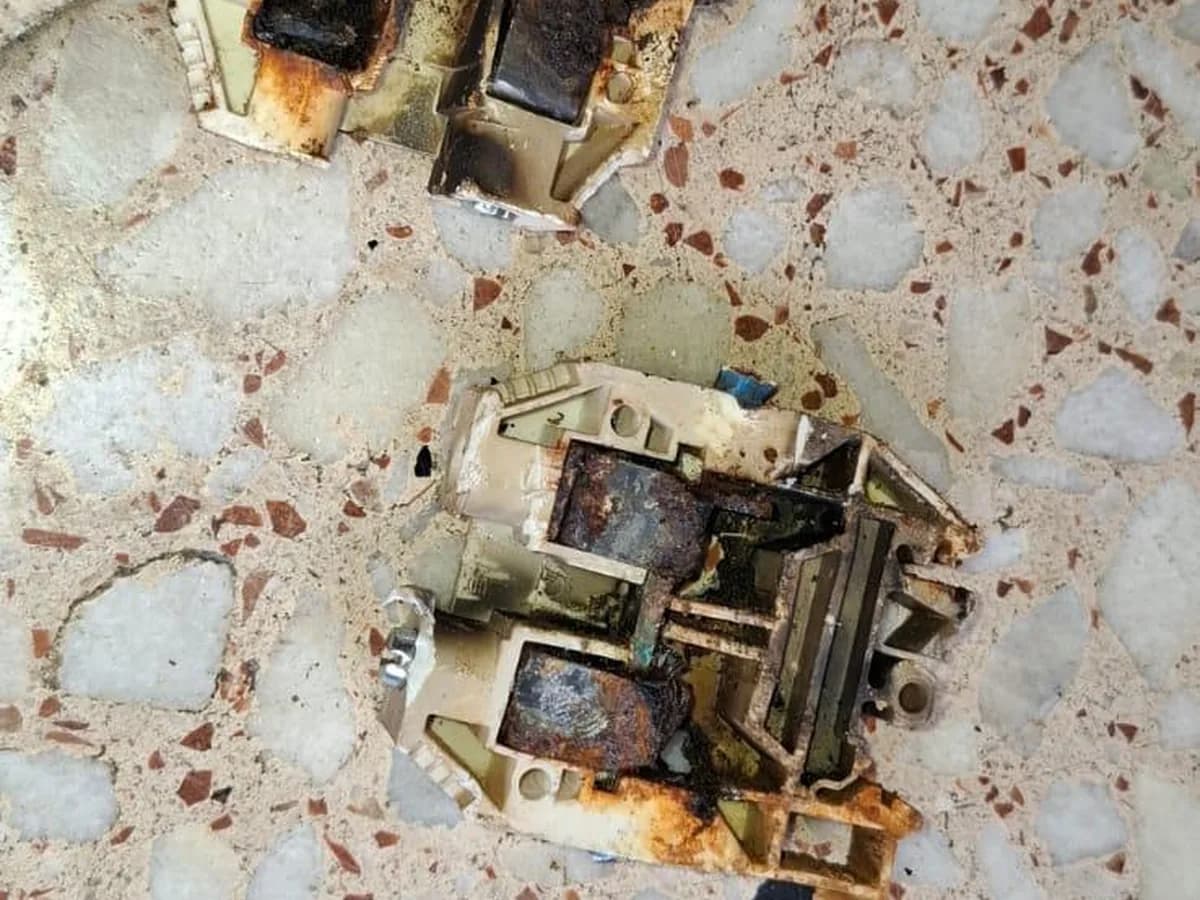 Magnetotérmicos carbonizados y oxidados retirados de una instalación