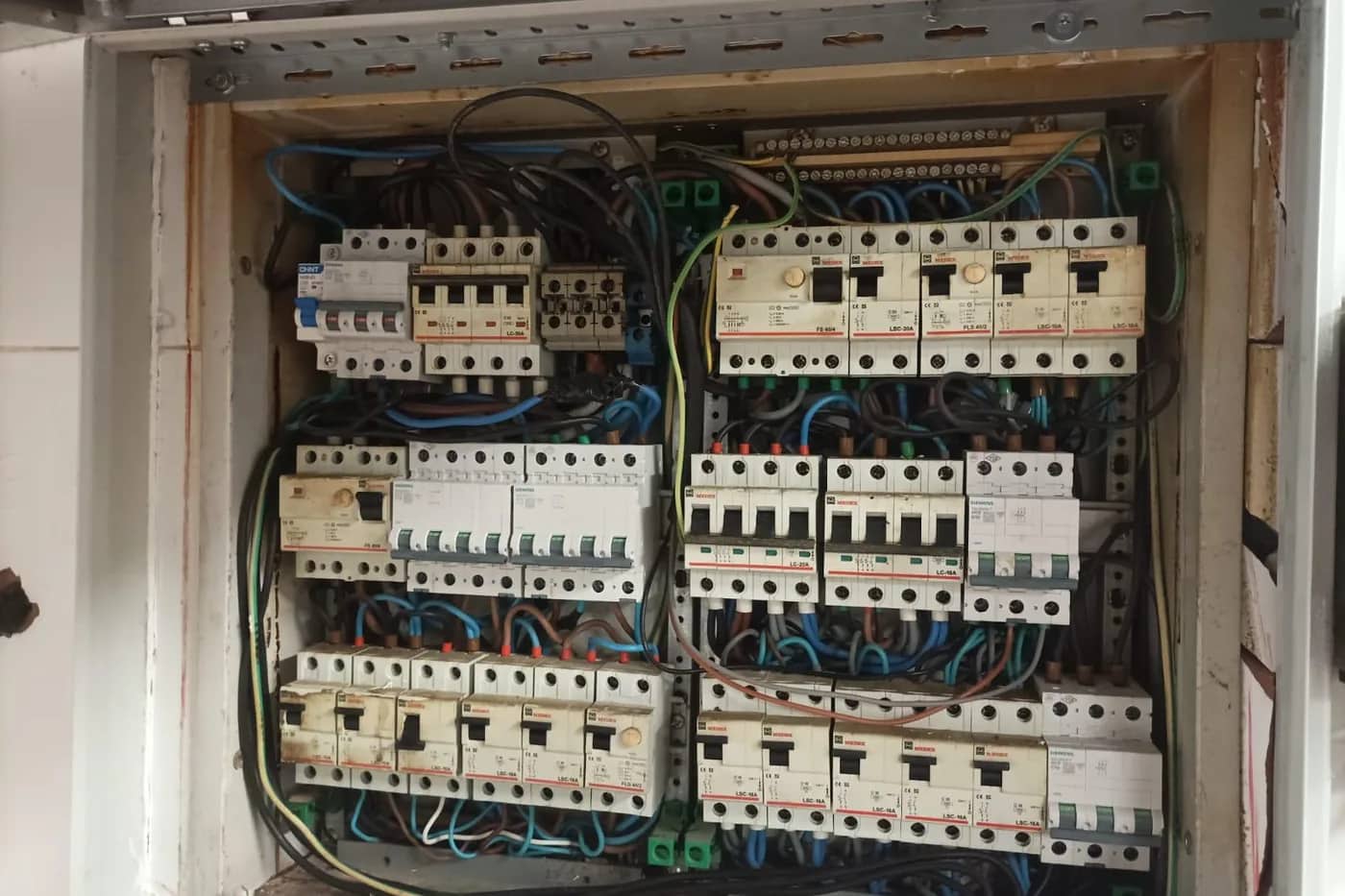 Cuadro de servicios comunes de un edificio con las protecciones en tres filas