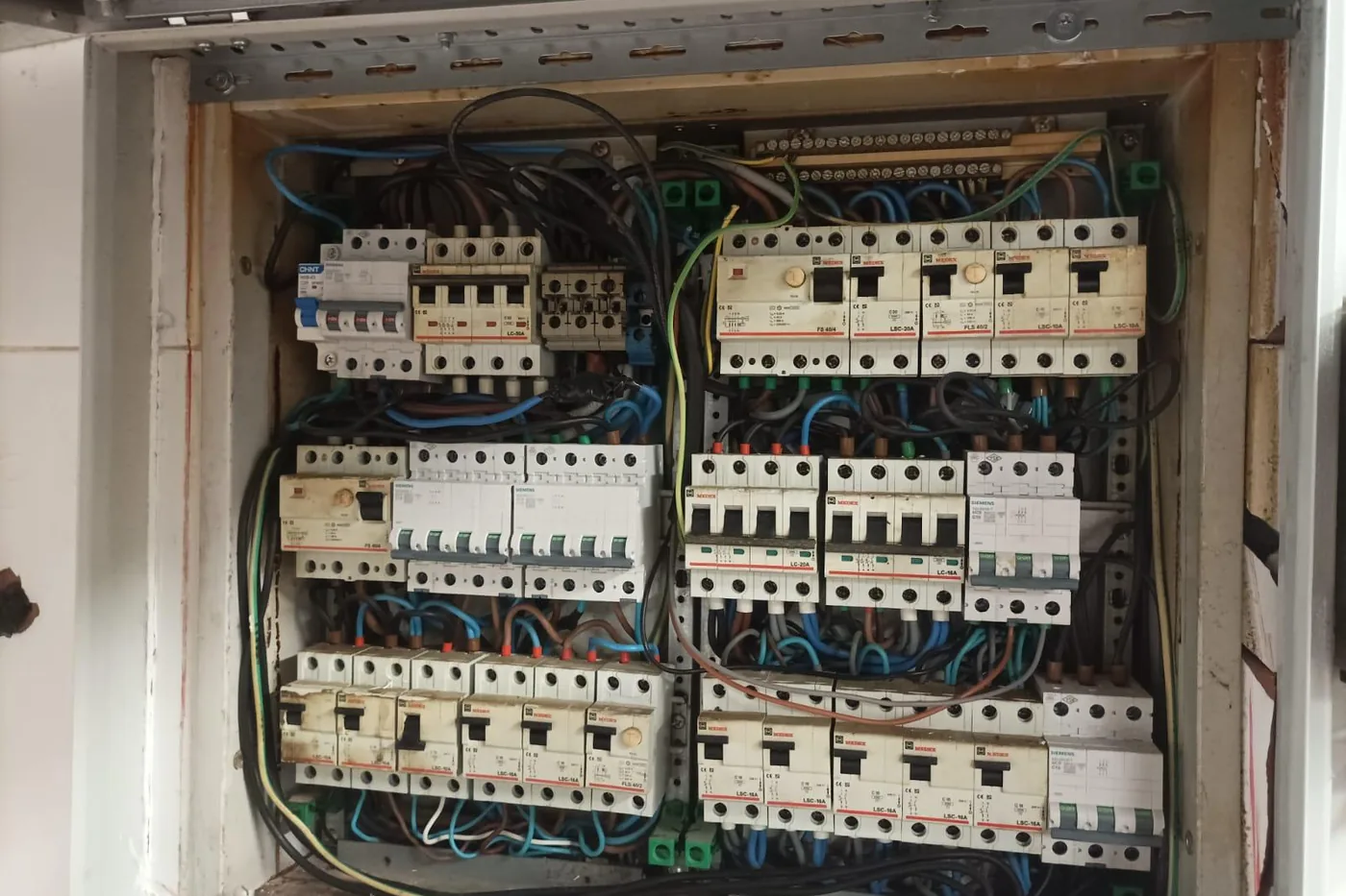 Cuadro de servicios comunes de un edificio con las protecciones en tres filas