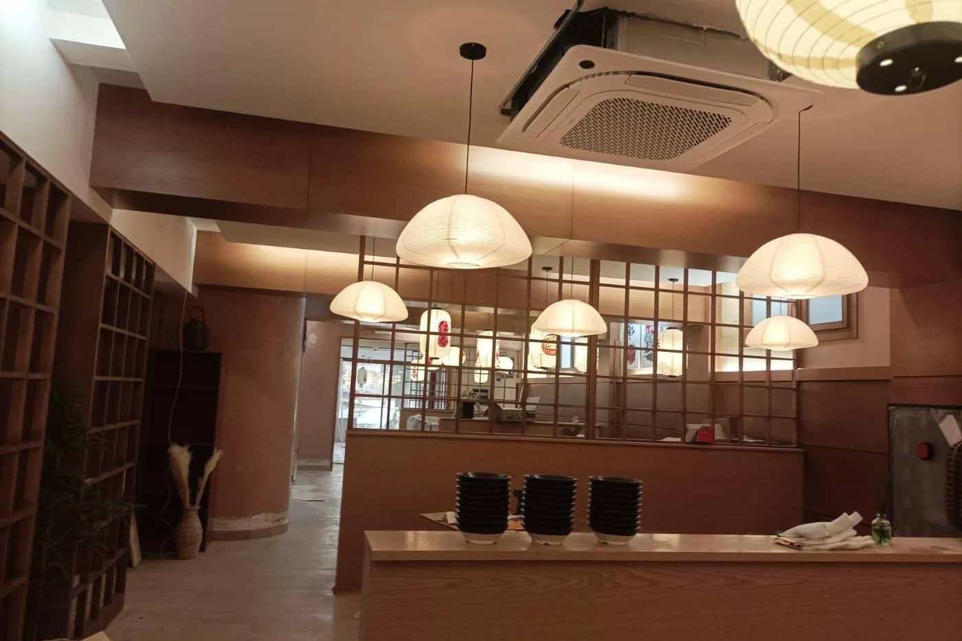 Interior de un local de hostelería con la iluminación colgante encendida