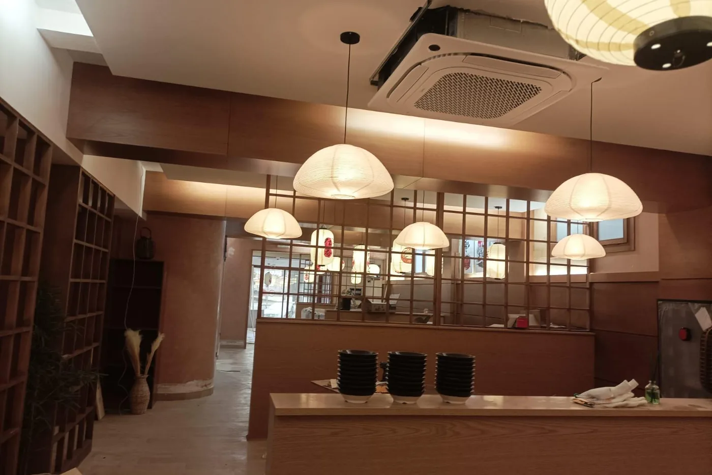 Interior de un local de hostelería con la iluminación colgante encendida